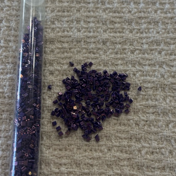 Variety of cube and triangle beads - Picture 6 of 8